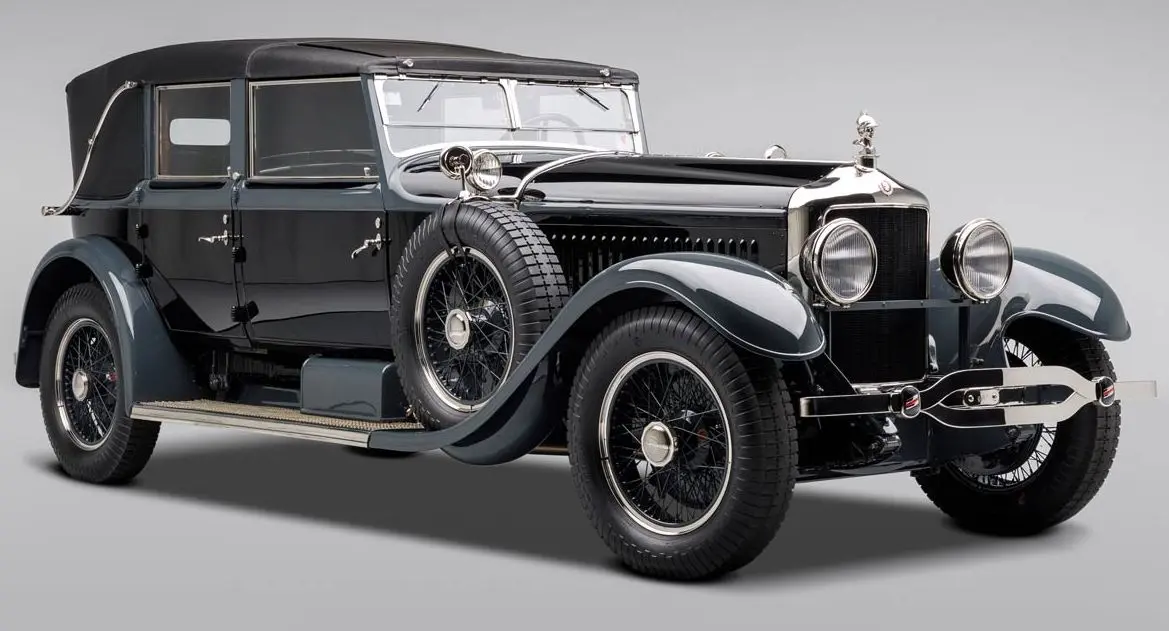 Minerva AF Town Car parado de frente com fundo neutro