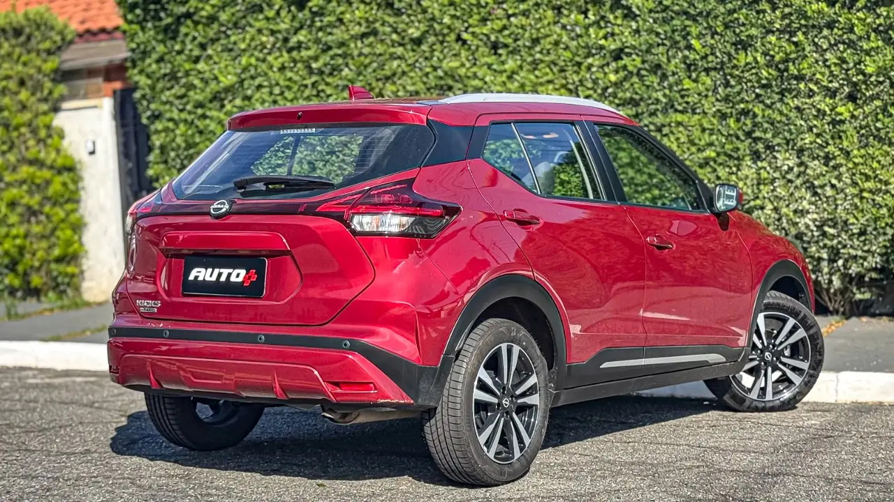 Nissan Kicks Play Advance Plus vermelho estático