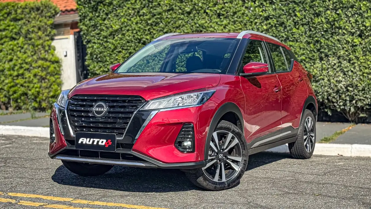 Nissan Kicks Play Advance Plus vermelho estático