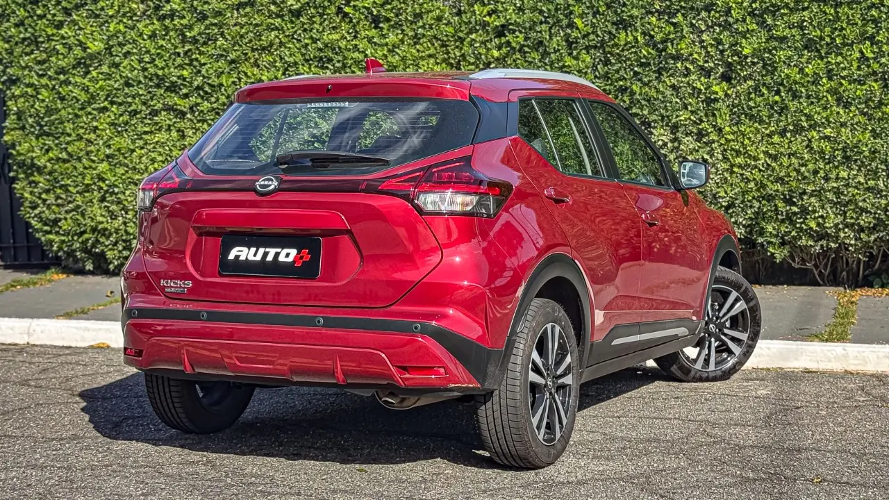 Nissan Kicks Play Advance Plus vermelho estático