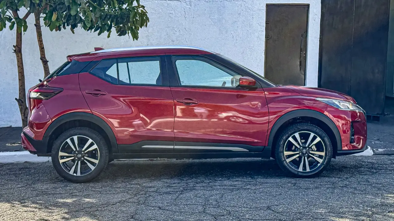 Nissan Kicks Play Advance Plus vermelho estático