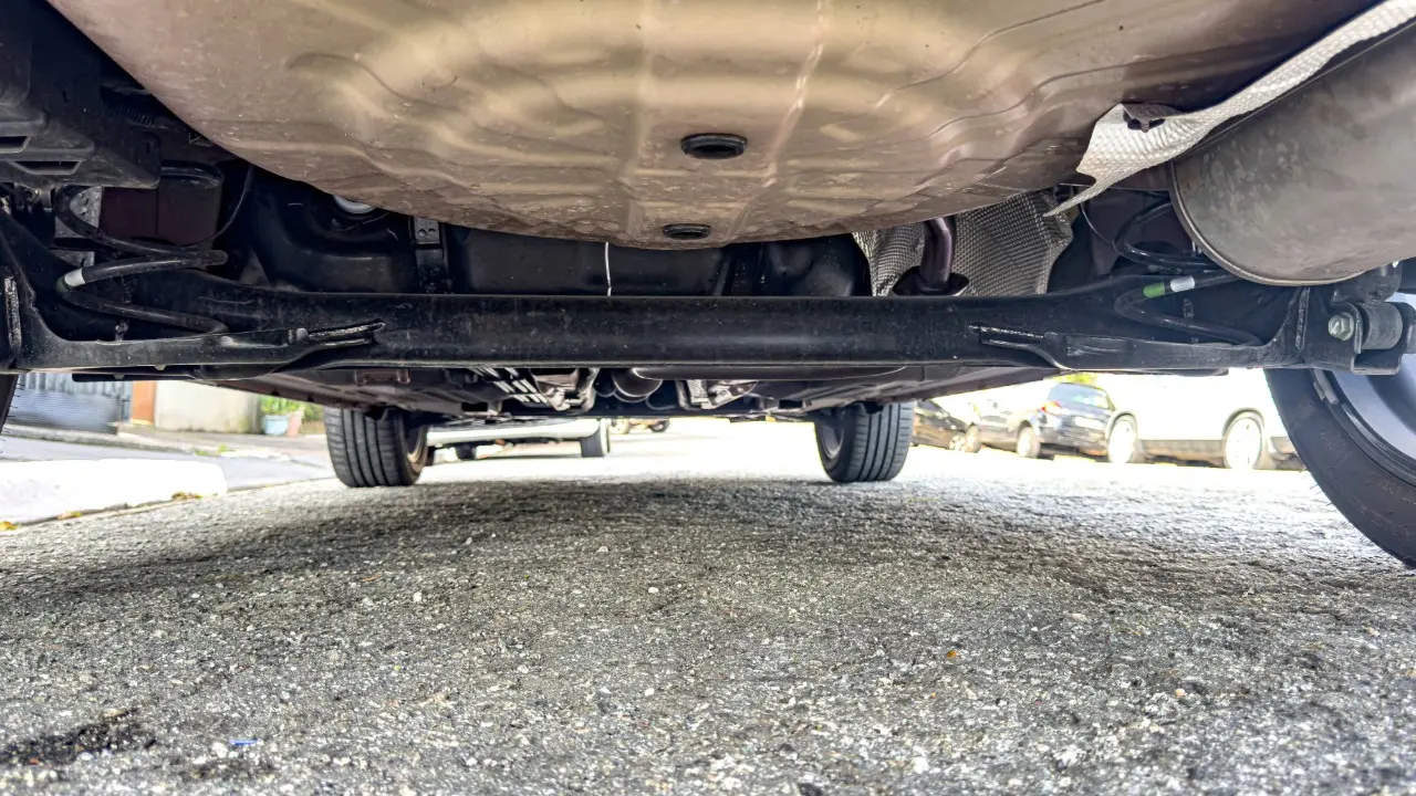 Suspensão do Nissan Kicks Play Advance Plus vermelho