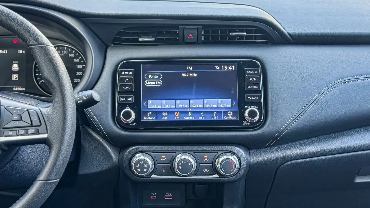 Interior do Nissan Kicks Play Advance Plus
