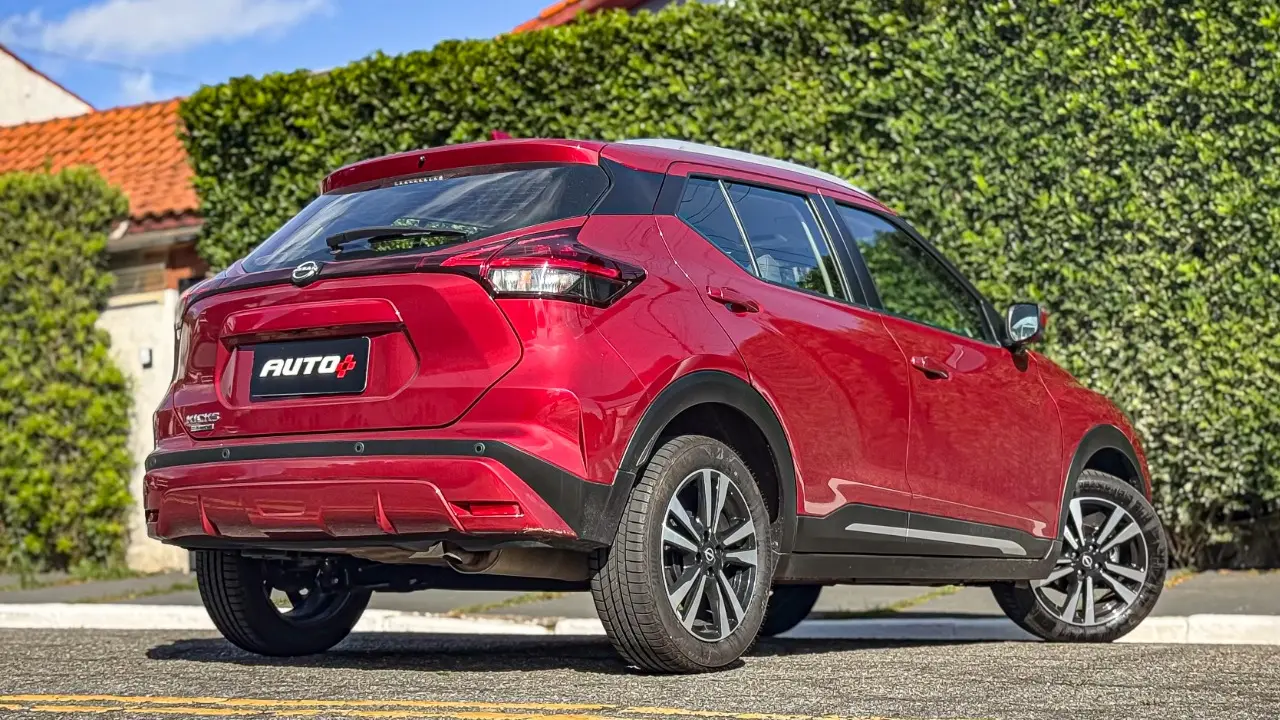 Nissan Kicks Play Advance Plus vermelho estático