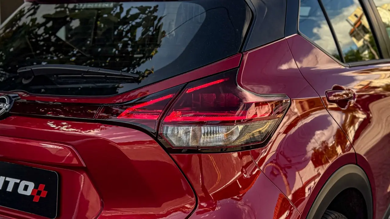 Lanterna do Nissan Kicks Play Advance Plus vermelho