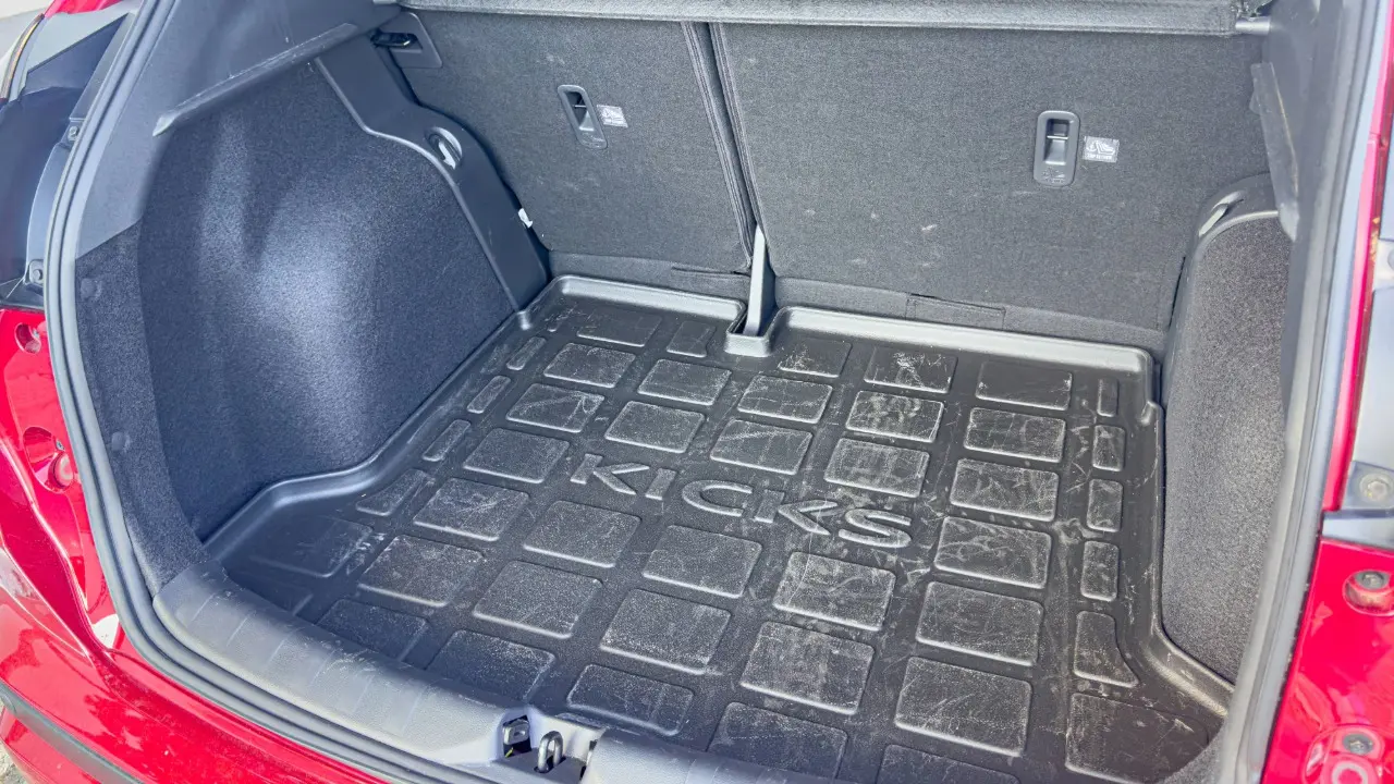 Porta-malas do Nissan Kicks Play Advance Plus vermelho