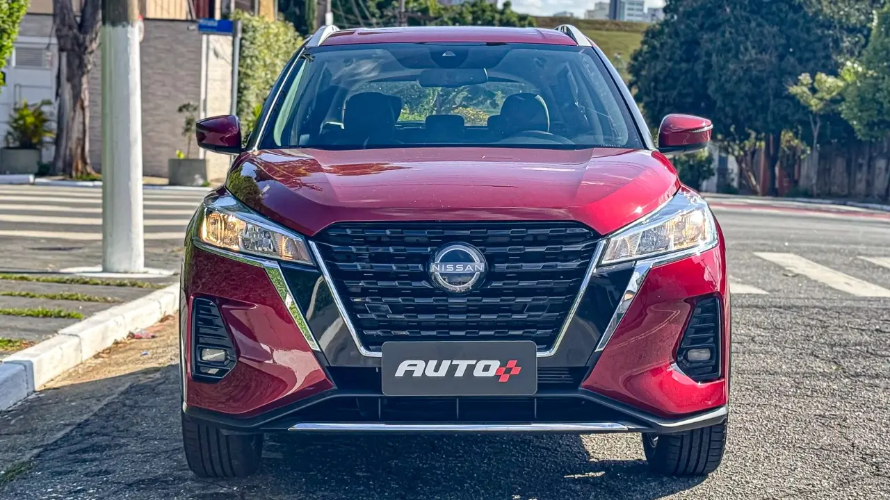 Nissan Kicks Play Advance Plus vermelho estático