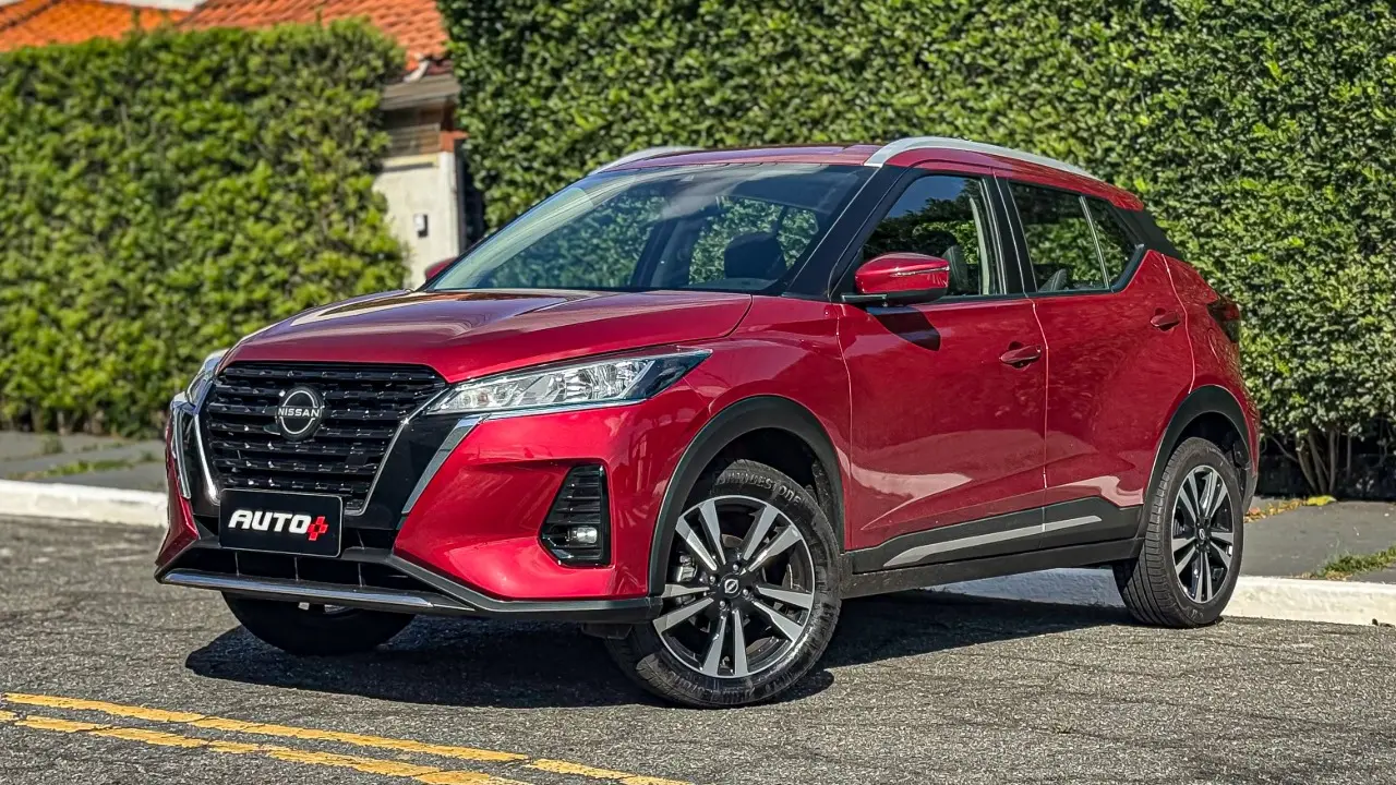 Nissan Kicks Play Advance Plus vermelho estático