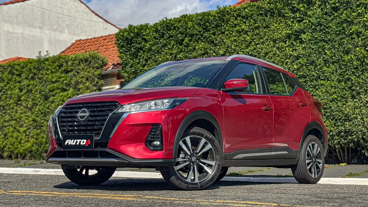 Nissan Kicks Play Advance Plus vermelho estático