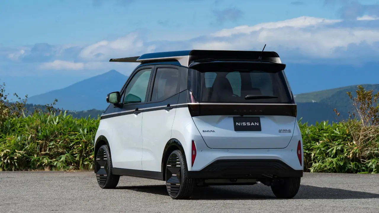 Nissan Sakura com painel solar