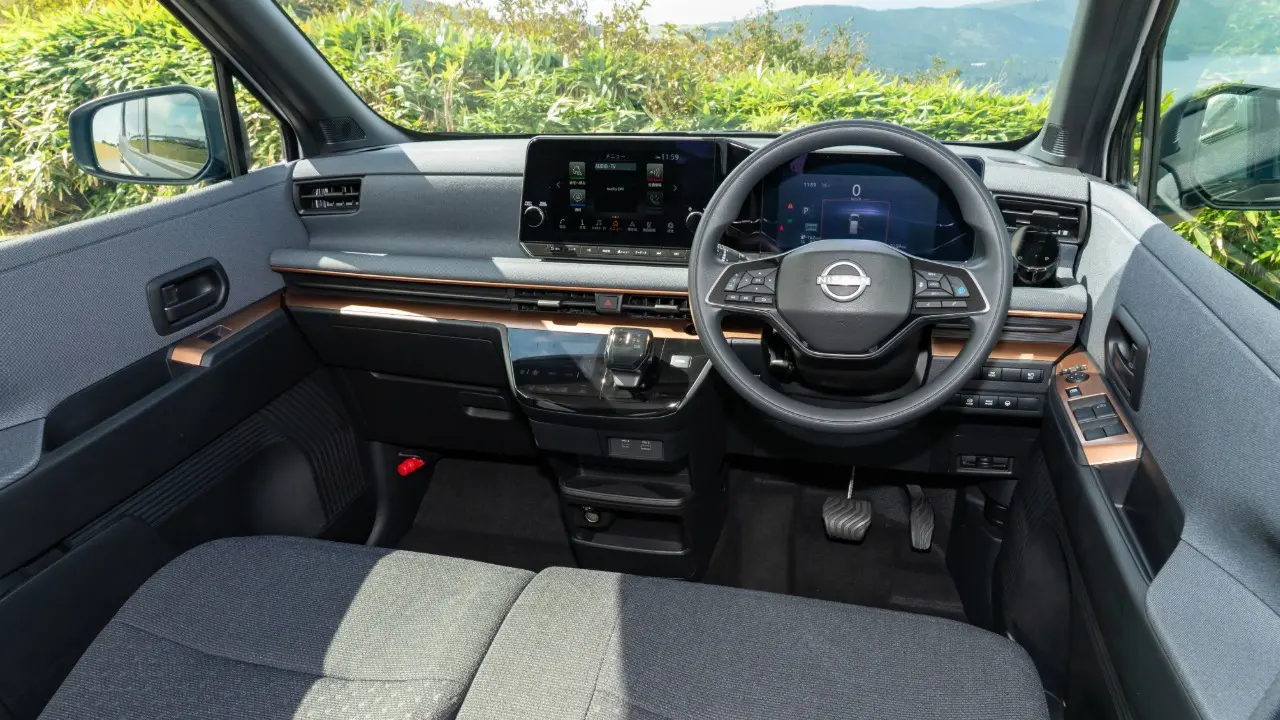 Nissan Sakura com painel solar