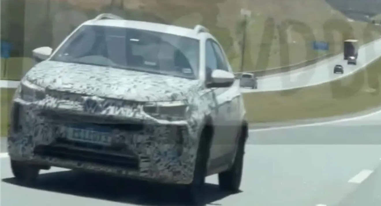 Novo modelo da Volkswagen sob forte camuflagem de frente