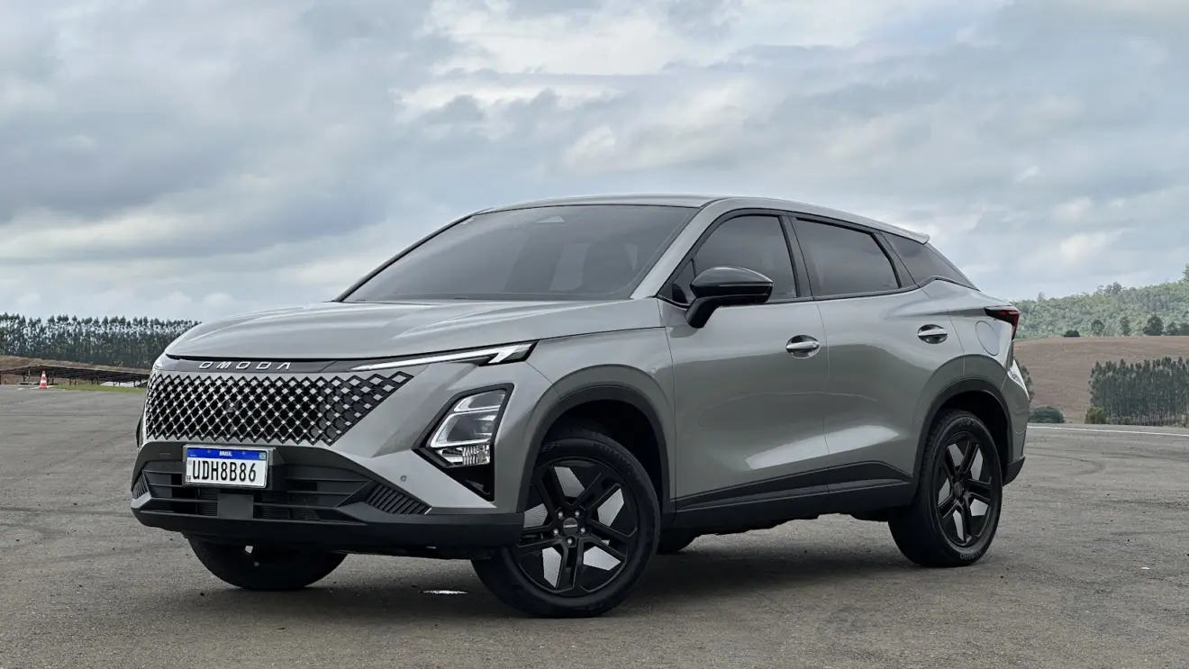 Omoda 5 HEV cinza parado de frente