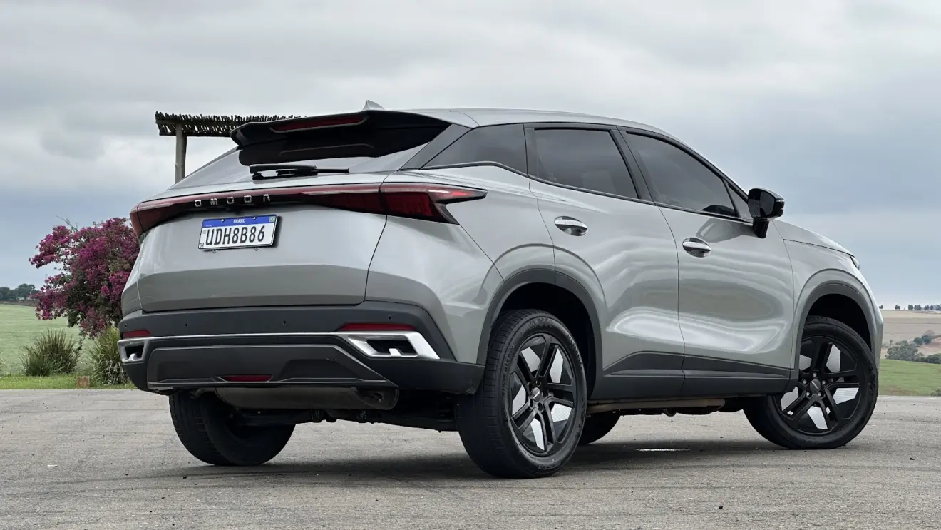 Omoda 5 HEV cinza parado de traseira