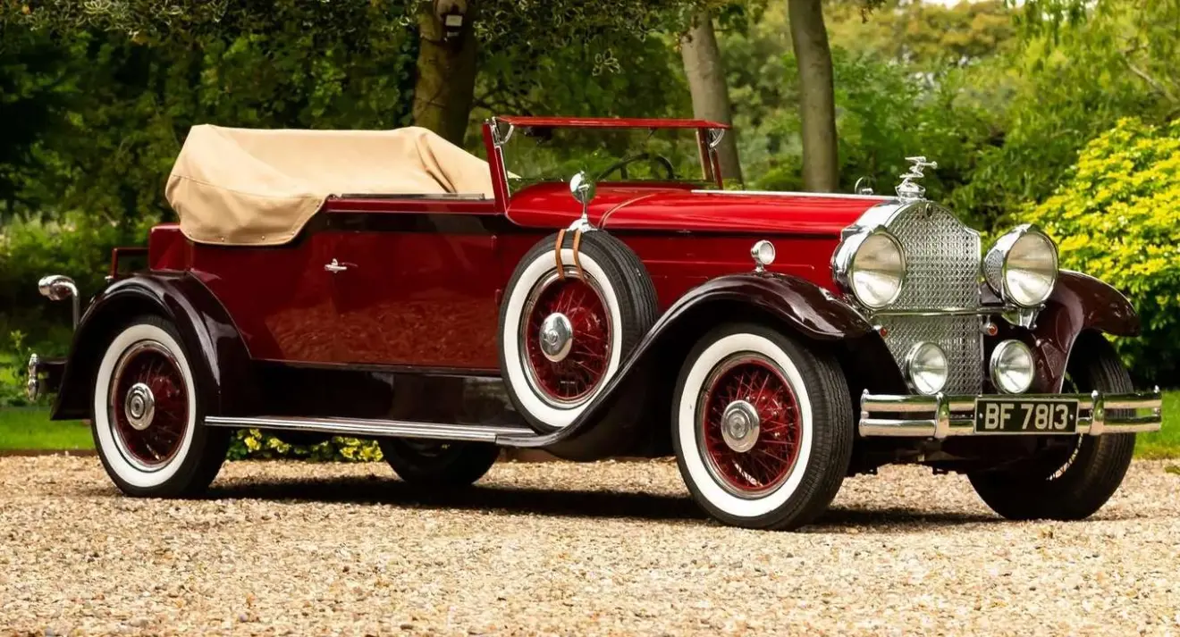 Packard 740 Super Eight vermelho parado de frente foi um carro com adorno de capô