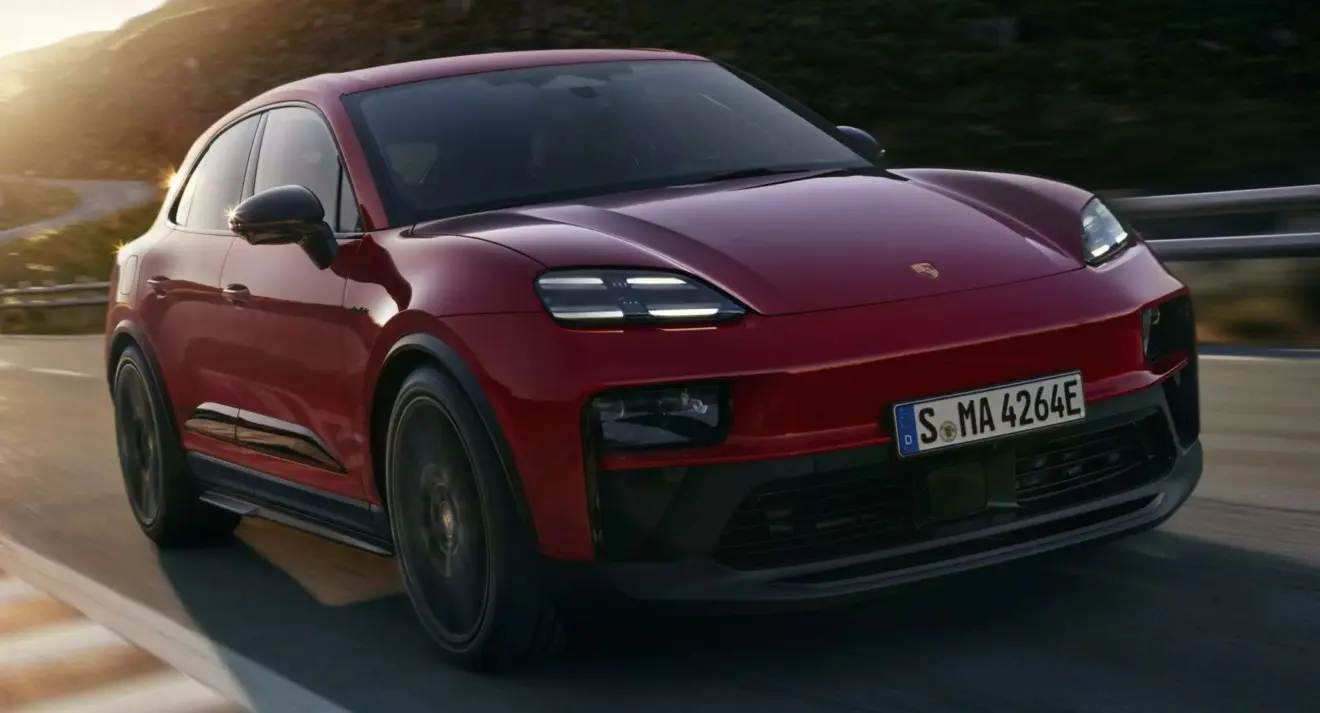 Novo Porsche Macan GTS elétrico vermelho de frente andando na pista