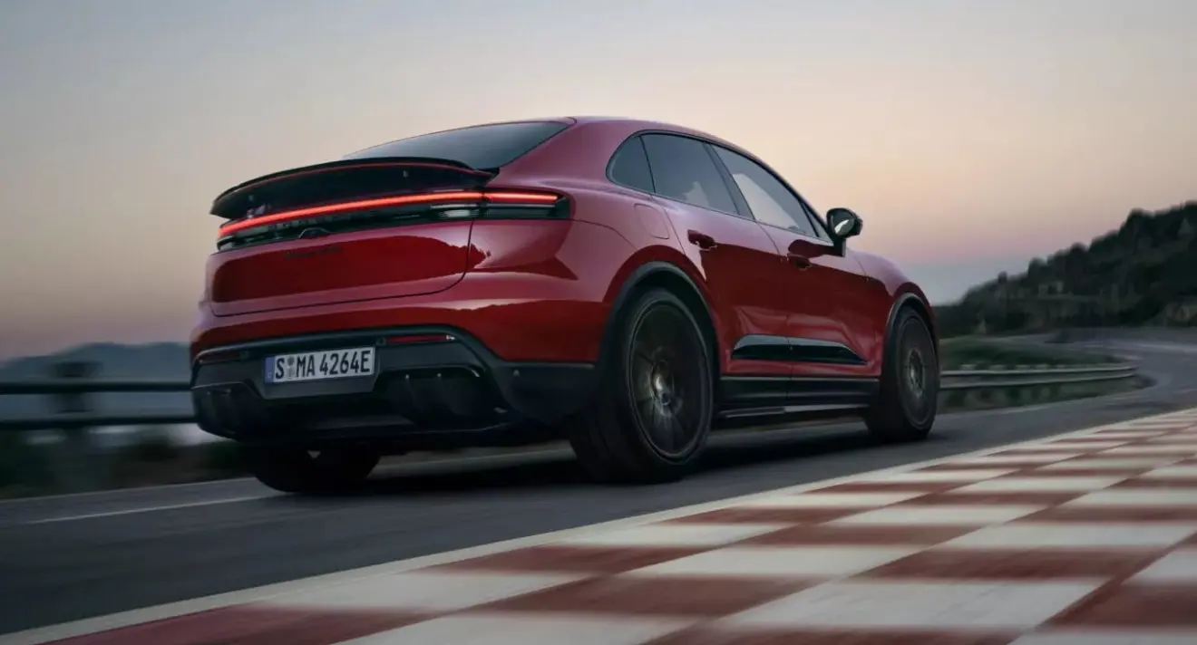 Novo Porsche Macan GTS elétrico vermelho de traseira andando na pista