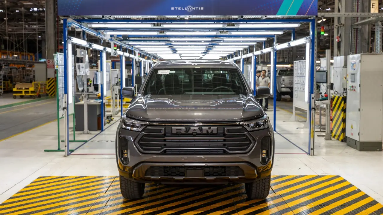 Ram Dakota estático cinza na fábrica da Stellantis