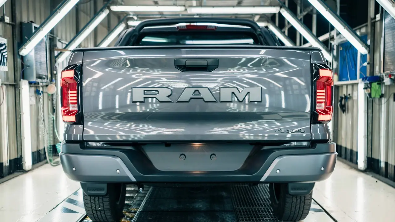Ram Dakota estático cinza na fábrica da Stellantis