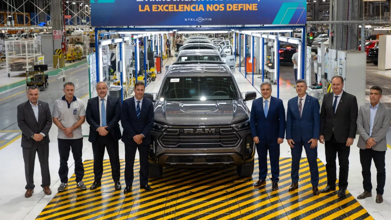 Ram Dakota estático cinza na fábrica da Stellantis