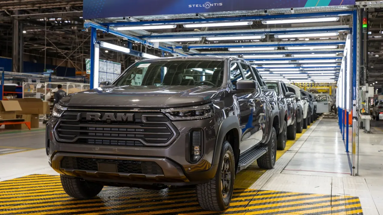 Ram Dakota estático cinza na fábrica da Stellantis