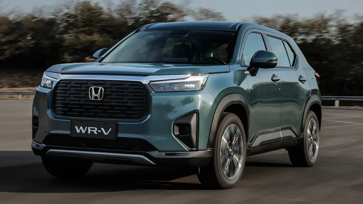 Honda WR-V EXL verde em movimento de dianteira com árvores ao fundo