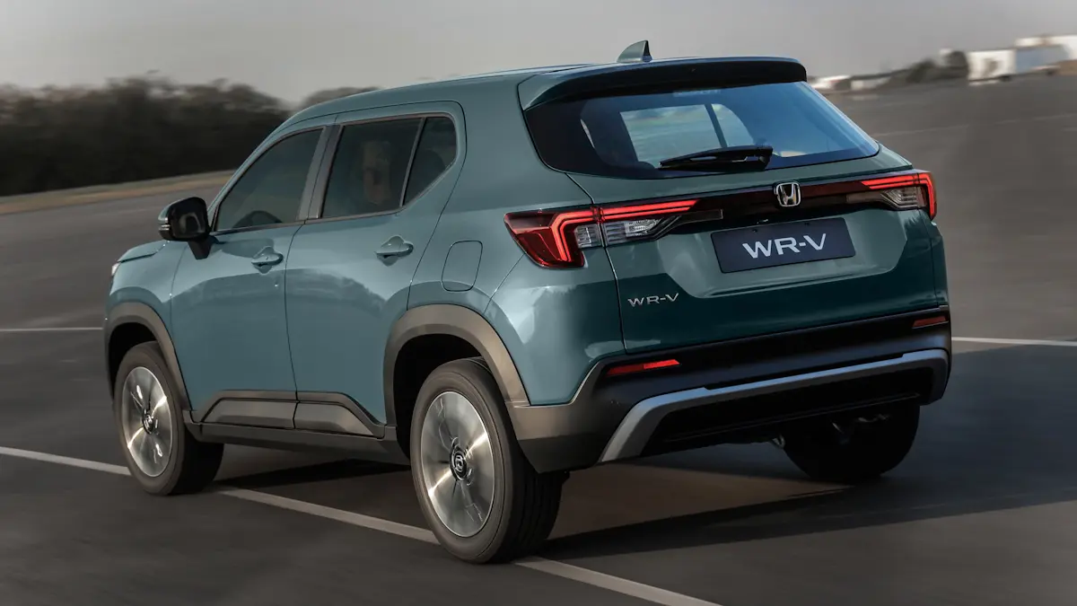 Honda WR-V EXL verde em movimento de traseira