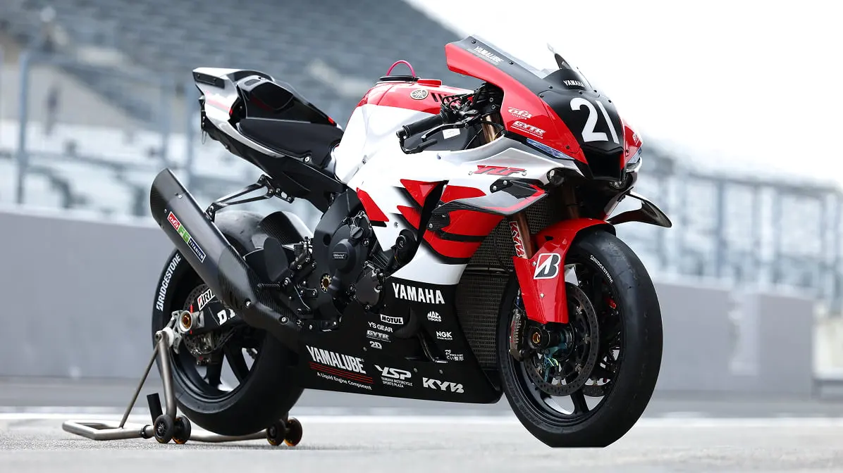 Yamaha YZF-R1 parada de lateral na pista 