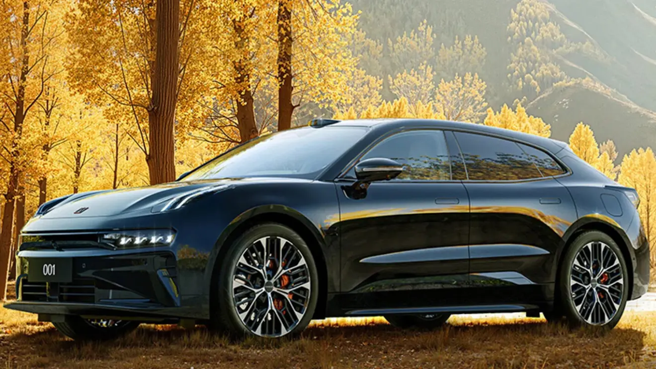 Nova versão do Zeekr 001 preto, visto de lado e com iluminação acesa