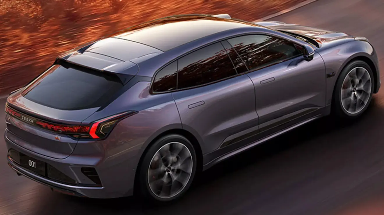 Nova versão do Zeekr 001 ciza, visto de trás e com lanternas acesas