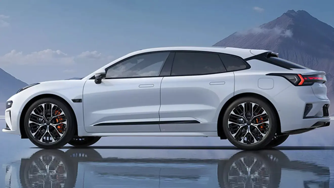 Nova versão do Zeekr 001 branco e visto de lado