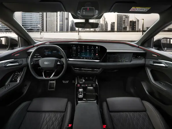Interior do Audi SQ6 Sportback e-Tron com telas ligadas