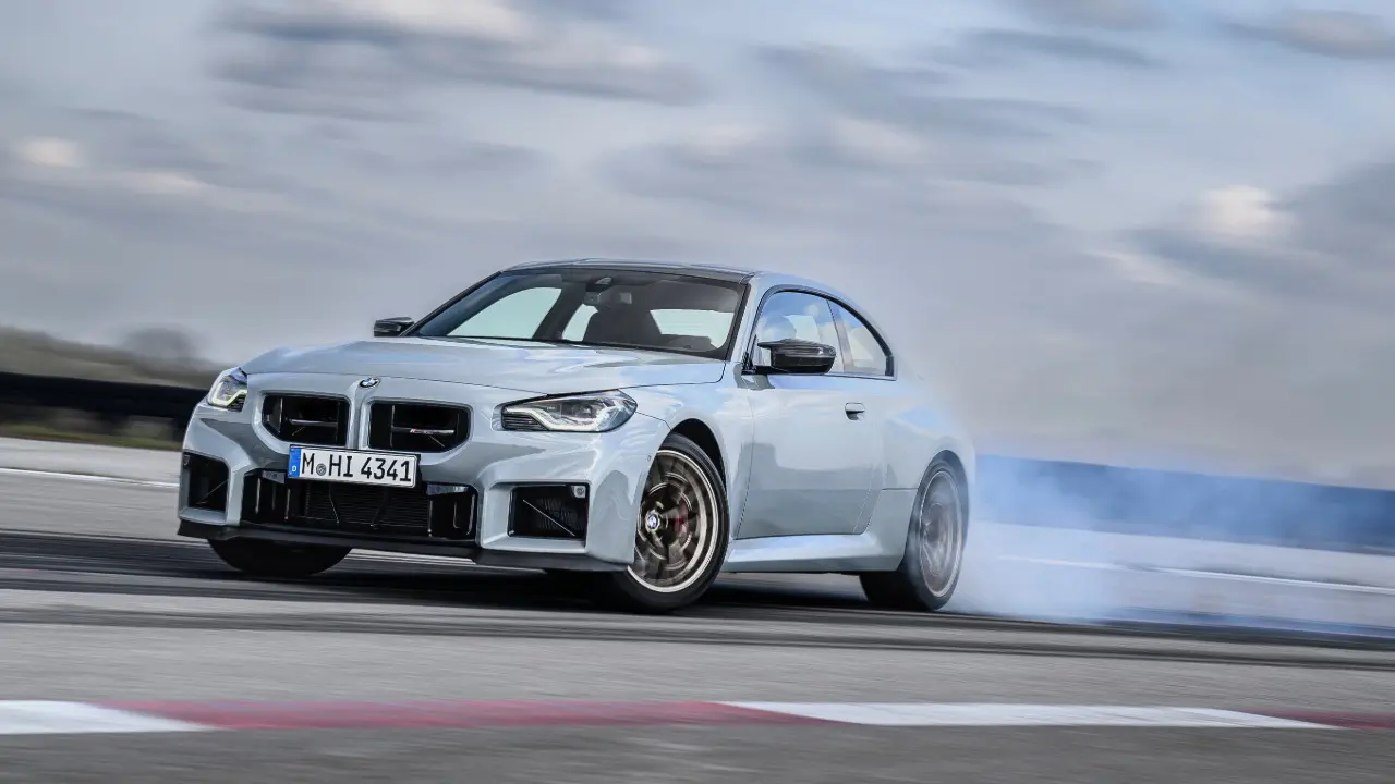 BMW M2 CS em movimento prata fazendo drifit na pista