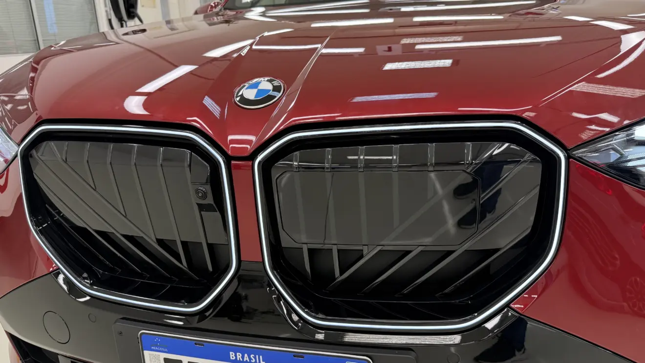 grade pintada de preto do BMW X3 30 xDrive M Sport vermelho