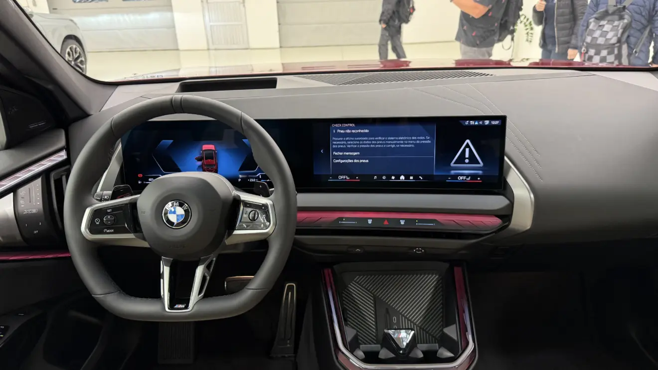 Painel do BMW X3 30 xDrive M Sport com telas ligadas