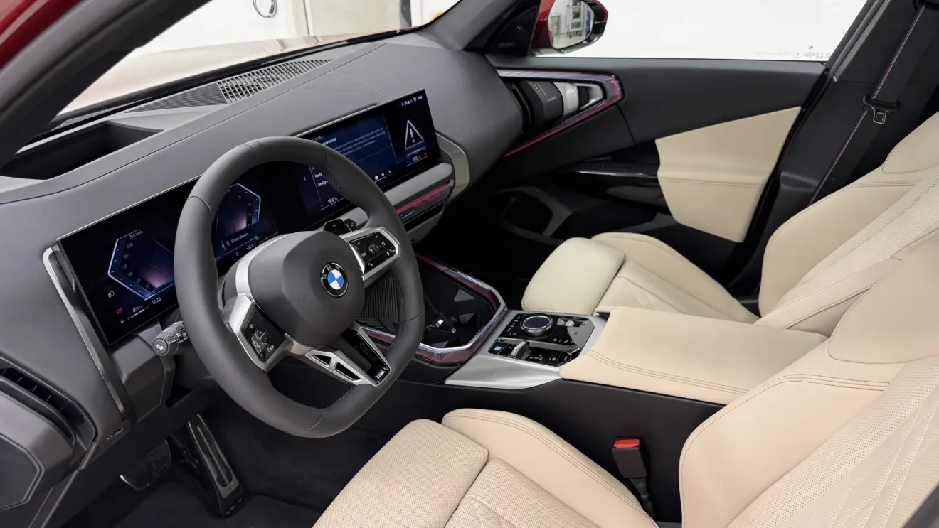 Painel do BMW X3 30 xDrive M Sport visto lateralmente