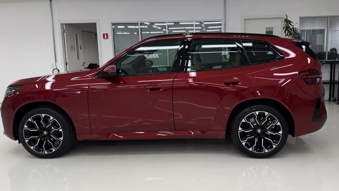 BMW X3 30 xDrive M Sport vermelho visto de lado