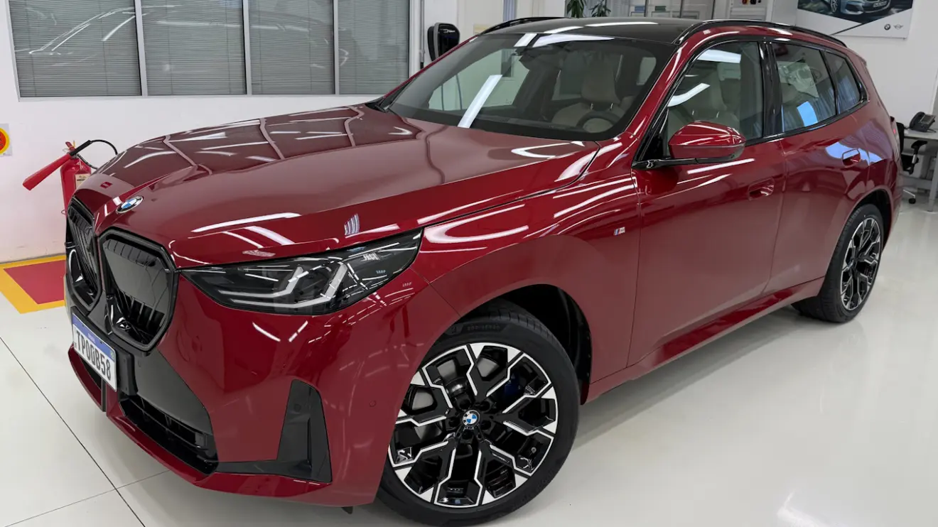 BMW X3 30 xDrive M Sport vermelho visto lateralmente