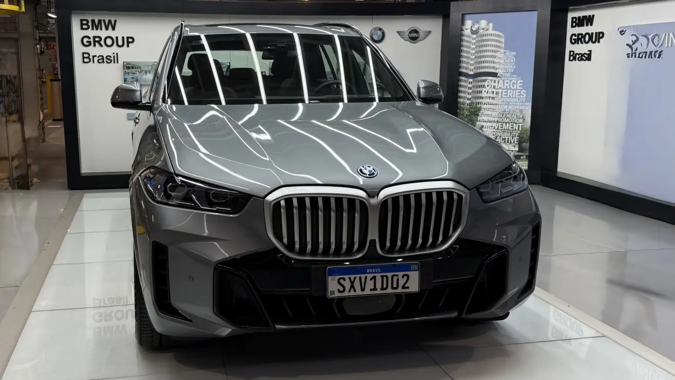 dianteira do BMW X5 xDrive 50e M Sport cinza