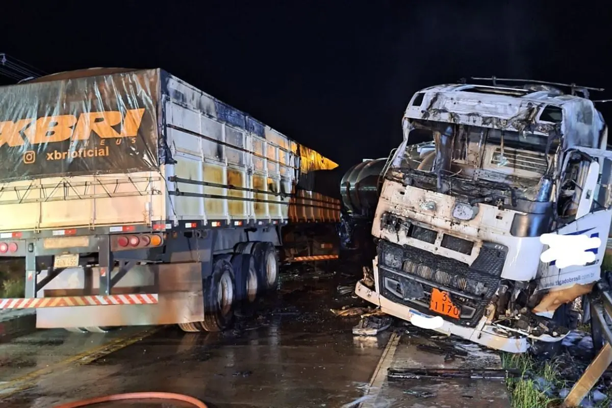 carretas destruídas após acidente na BR-163