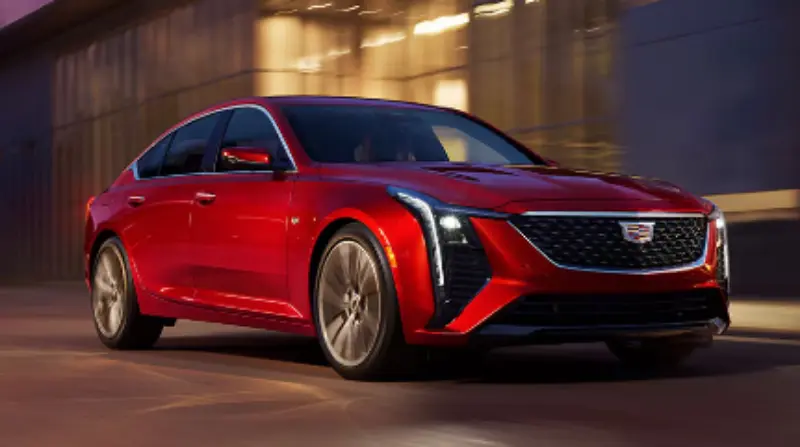 Cadillac CT5 2025 vermelho visto de frente e com iluminação acesa