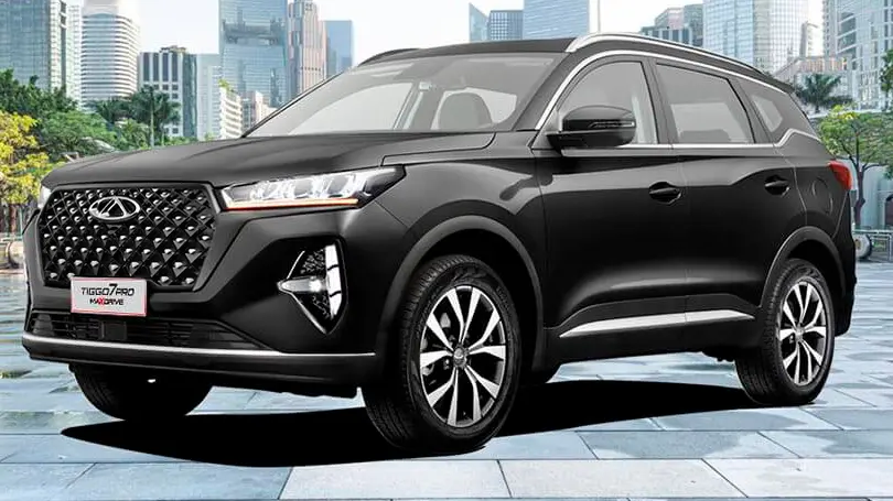 CAOA Chery Tiggo 7 Pro Max Drive preto com faróis acesos e visto de frente