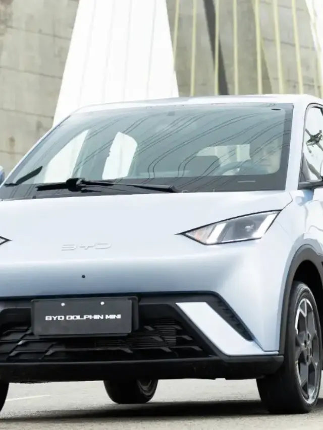 BYD Dolphin Mini azul em movimento