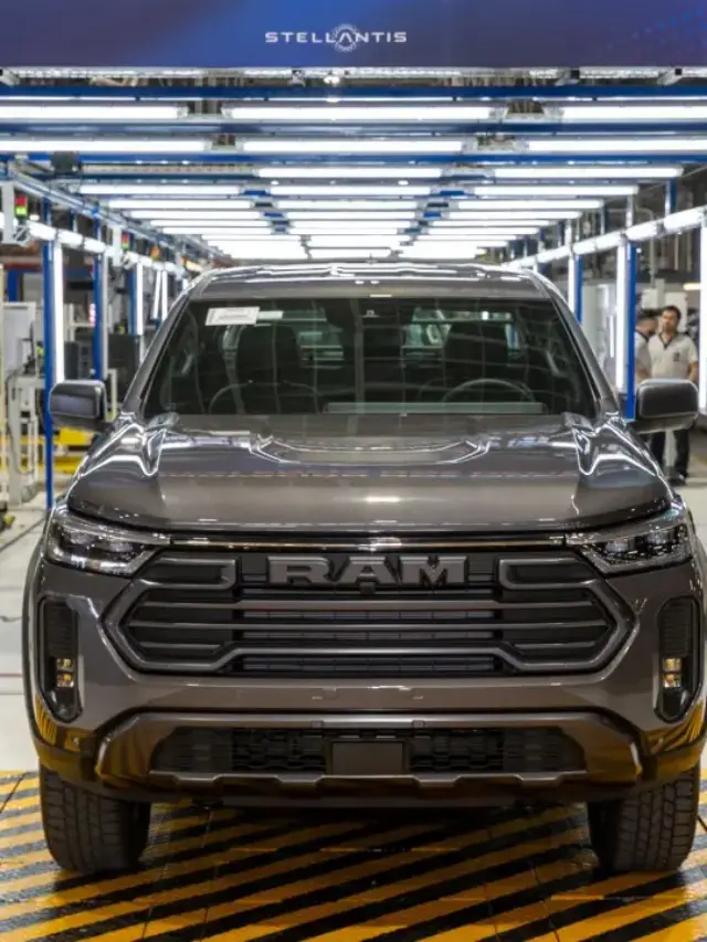 Ram Dakota estático cinza na fábrica da Stellantis