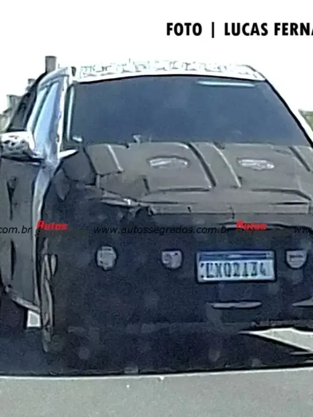 Protótipo do novo Hyundai HB20 camuflado de preto e branco e visto de frente