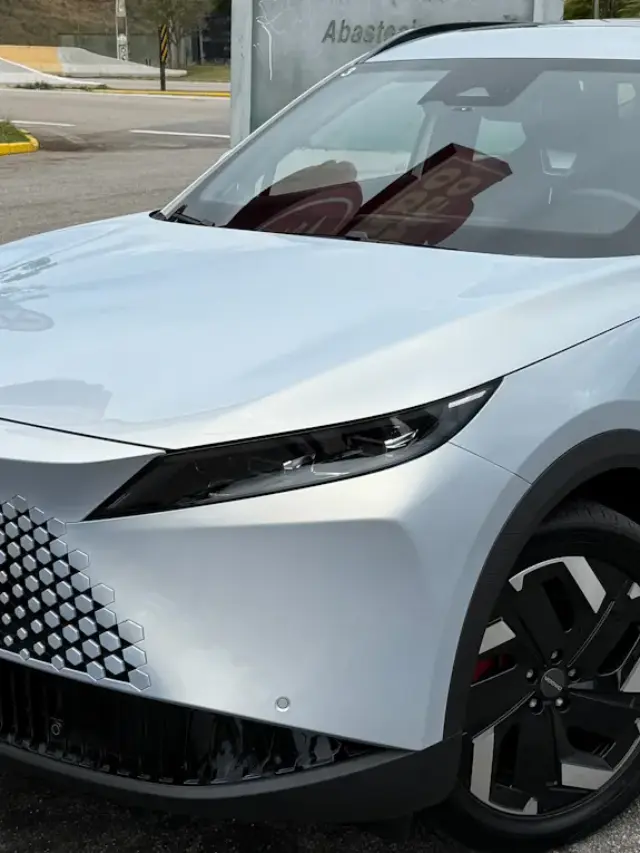 Omoda 7 PHEV prata visto de lado
