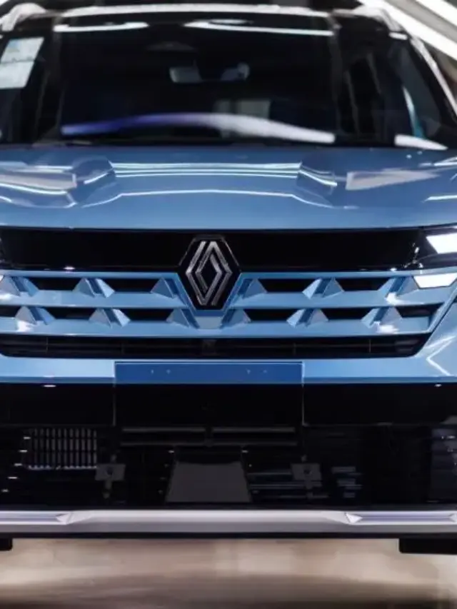 Renault Boreal azul com detalhes pretos visto de frente e com faróis acesos