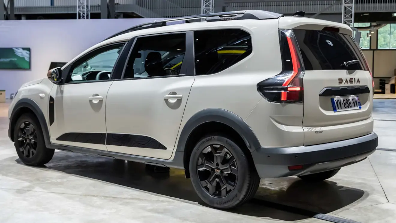 Dacia Jogger 2026 branco com lanternas acesas e visto de lado