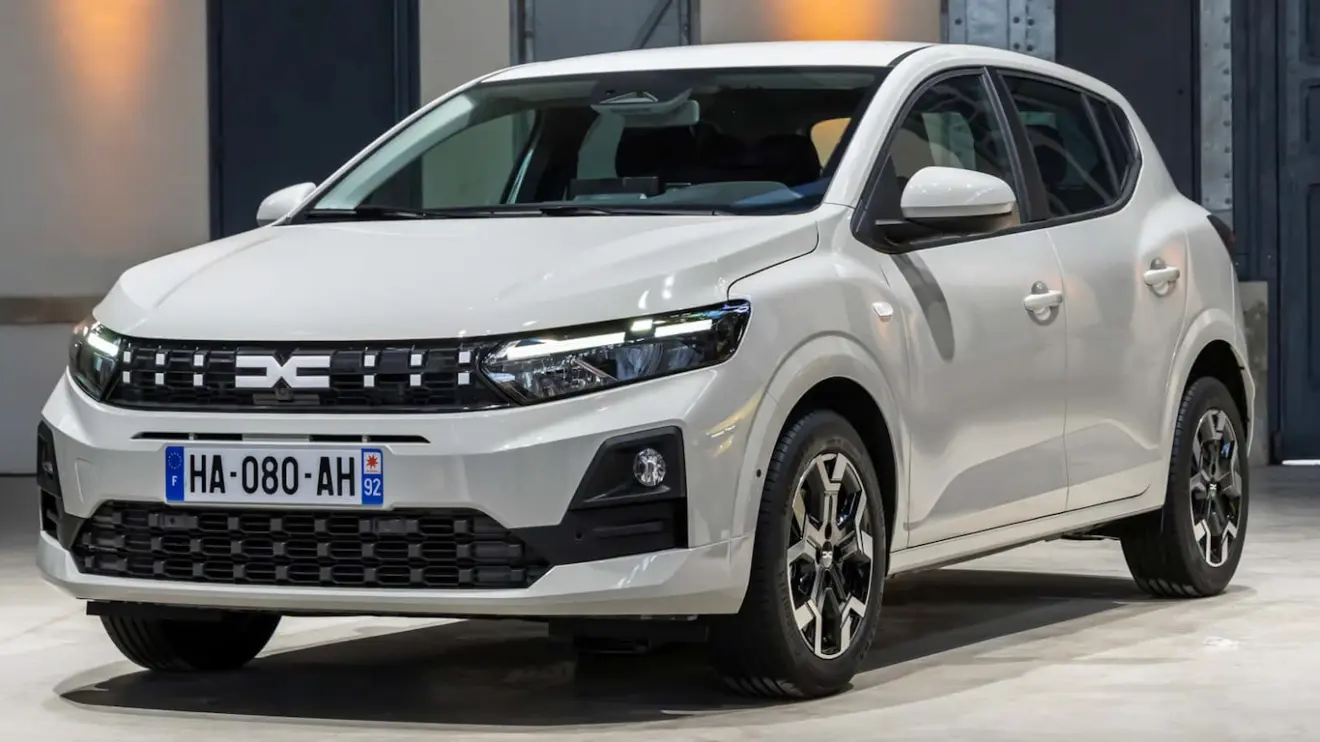Dacia Sandero 2026 branco visto de frente e com DRL's ligados