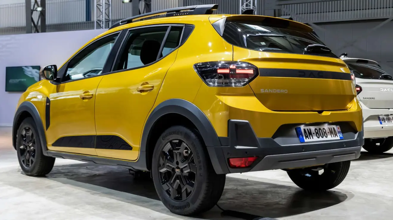 Dacia Sandero Stepway 2026 amarelo visto de trás e com lanternas acesas